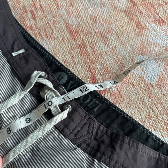 Vuori Cruise Boardshorts Smoke Wave Stripe Size 32 style V314 - Picture 8 of 9
